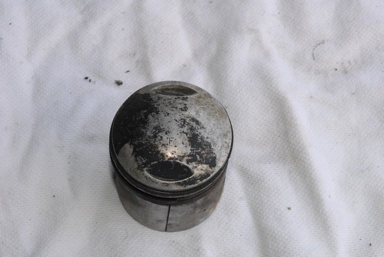 anoriginalsplitskirtpiston.jpg