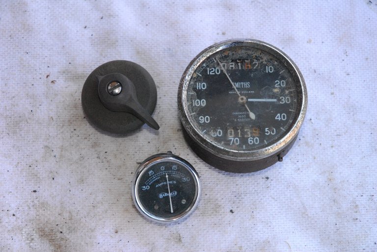 headlampswitchammeterandchronometricspeedometer.jpg